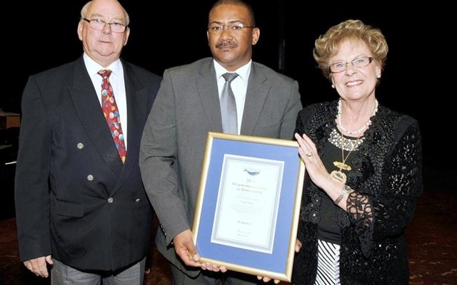 Vlnr is rdl Dudley Coetzee, Tommy Volkwyn (Sertifikaat vir Uitnemendheid) en rdl Nicolette Botha-Guthrie